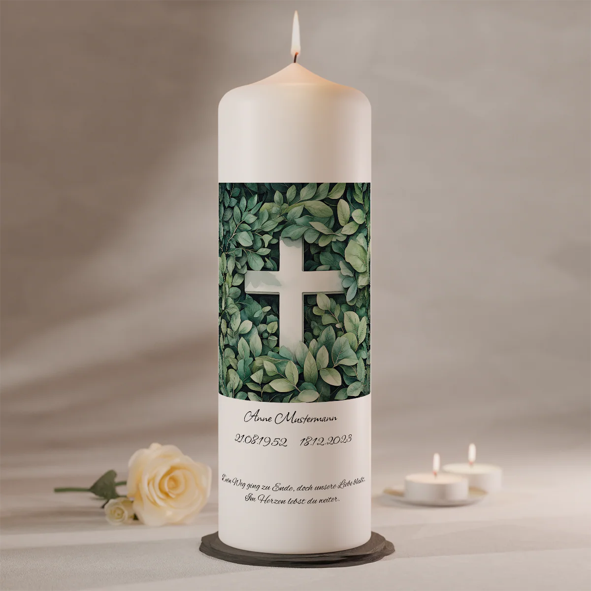 Grabkerze mit Kreuz im Blättermotiv – personalisierbare Gedenkkerze, natürlich und tröstend