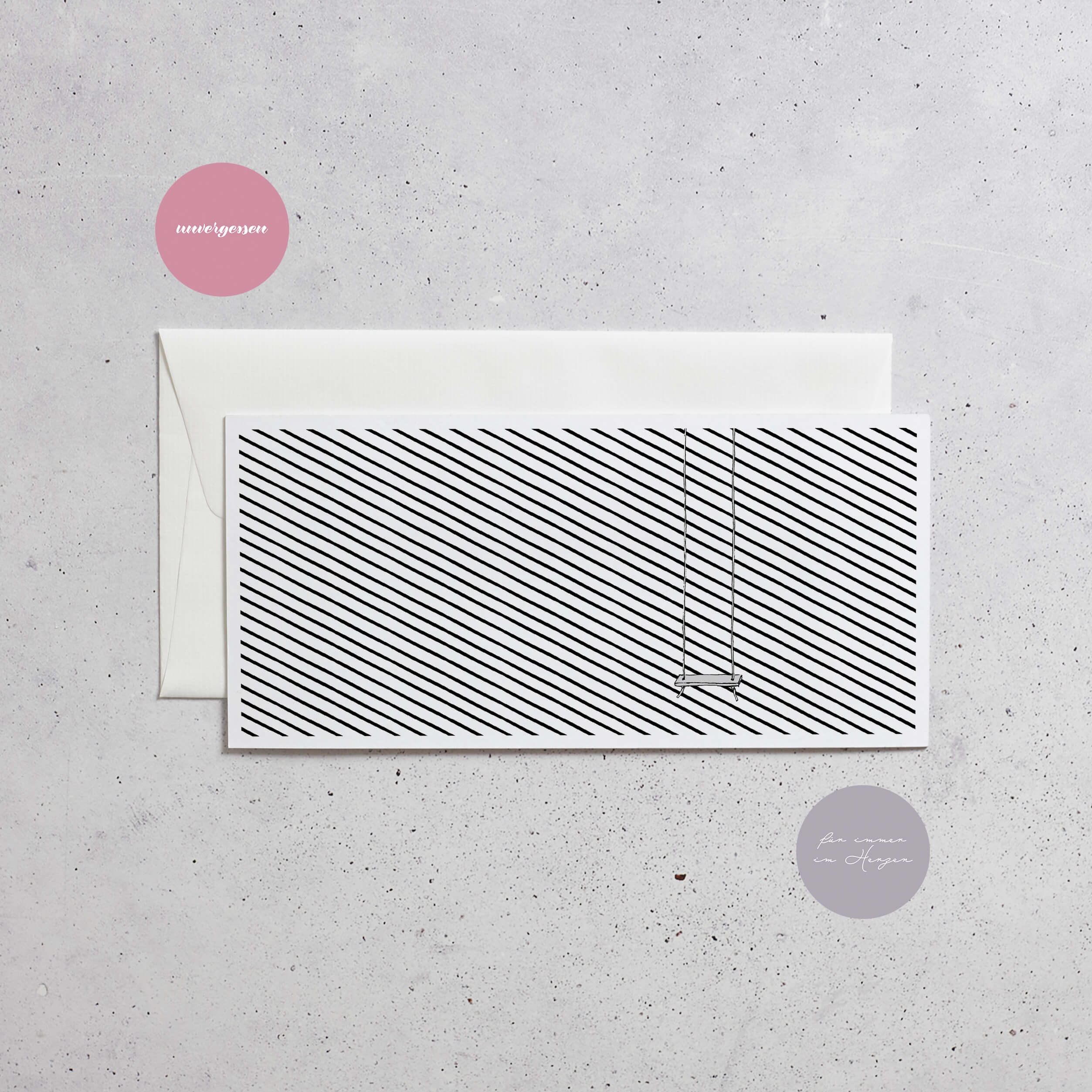 Die Trostbotschaften "Unvergessen" und "Für immer im Herzen" ergänzen die Kondolenzkarte "Schaukel", die einsam hin und her schwingt – eine Trauerkarte, die auch für den ersten, zweiten oder dritten Todestag gut zum Einsatz kommen kann.