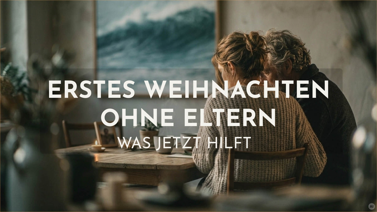 Tochter und Vater sitzen nebeneinander an einem Tisch, ein freier Platz mit Kerze und Foto erinnert an die verstorbene Mutter oder den Vater