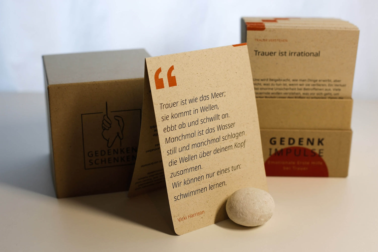 Gedenkimpulse Box mit der Rückseite einer Karte und dem darauf stehenden Zitat. 