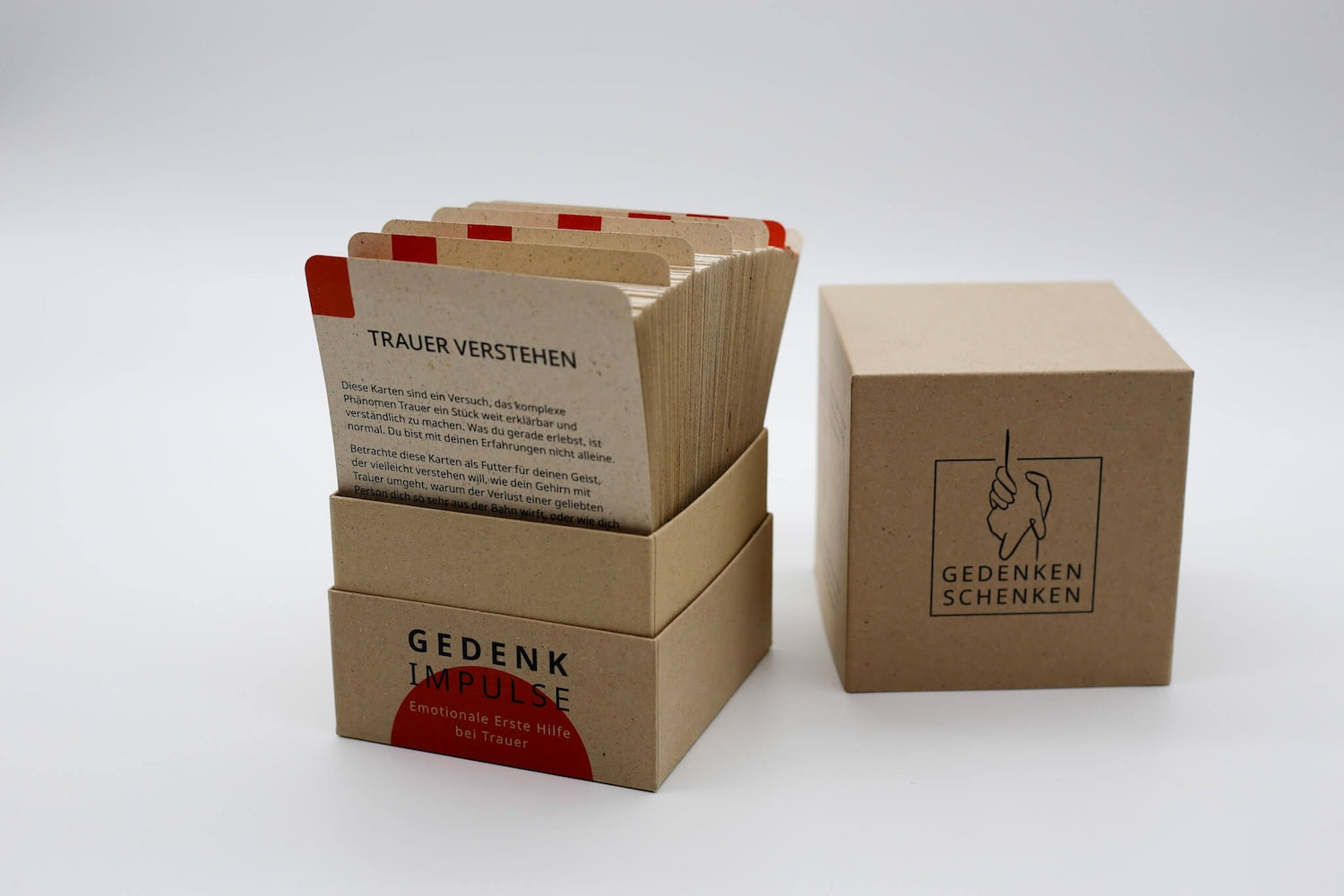 Gedenkimpulse Box geöffnet vor weißen Hintergrund- Trauerbegleitung in Kartenform als Trauergeschenk 